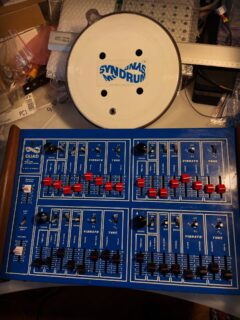 Time to give back this beauty to his owner.
It received a lot of TLC with a new switch, slider and new caps and knobs. Bands that used this syndrum : Bandulu, The Advent and many more