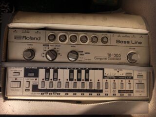 Every 303 needs some TLC one day because we were raised with acid. Two issues here 1. Sync issue caused by the sync socket that was not switching. 2. Not possible to operate via batteries caused by positive and negative wires . + wire was almost ripped apart and - wire was cold soldered.