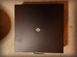 Et voilà… I’ll call it the black box … Prototype and special request ready 4U LW format lunchbox 2x 13inch 3A PSU

Full aluminium, lightweight and patch travel ready.
Cover can be used as base for inclined playing and cable holder.

PEWPEWPEW